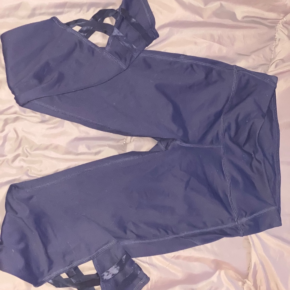 Active wear leggings with cut outs
